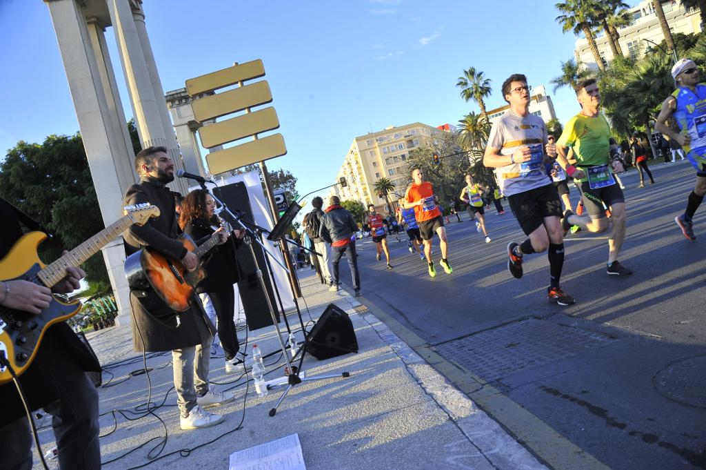 4.200 corredores han participado en la prueba este domingo. En la imagen los corredores pasan por el Paseo de los Curas y el Paseo de la Farola