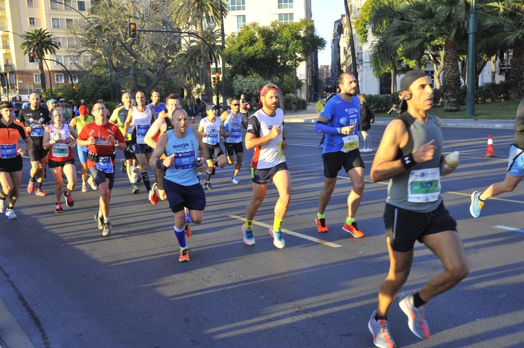 4.200 corredores han participado en la prueba este domingo. En la imagen los corredores pasan por el Paseo de los Curas y el Paseo de la Farola