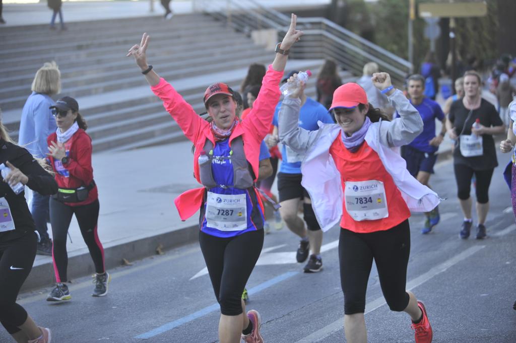 4.200 corredores han participado en la prueba este domingo. En la imagen los corredores pasan por el Paseo de los Curas y el Paseo de la Farola