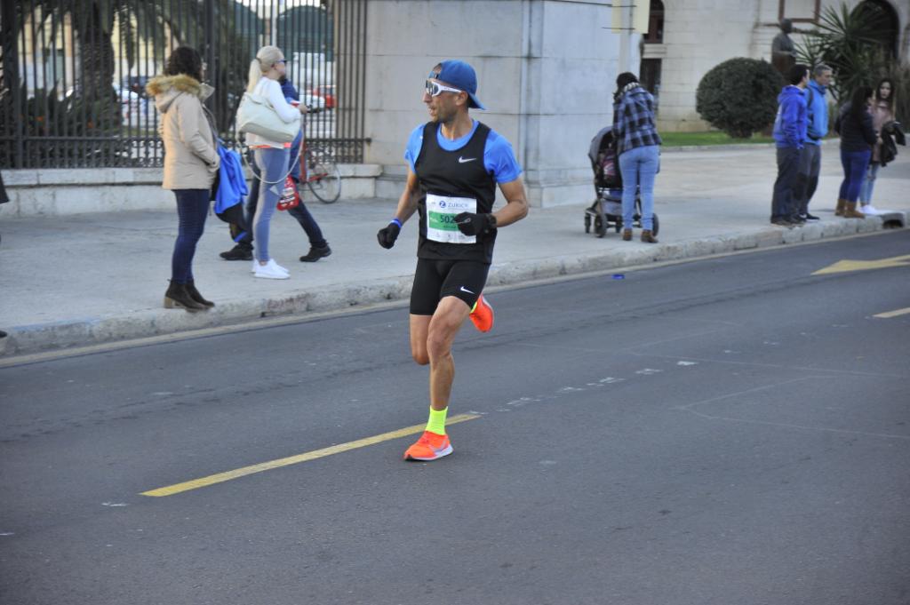 4.200 corredores han participado en la prueba este domingo. En la imagen los corredores pasan por el Paseo de los Curas y el Paseo de la Farola