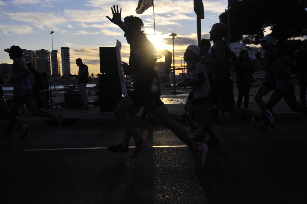 4.200 corredores han participado en la prueba este domingo. En la imagen los corredores pasan por el Paseo de los Curas y el Paseo de la Farola