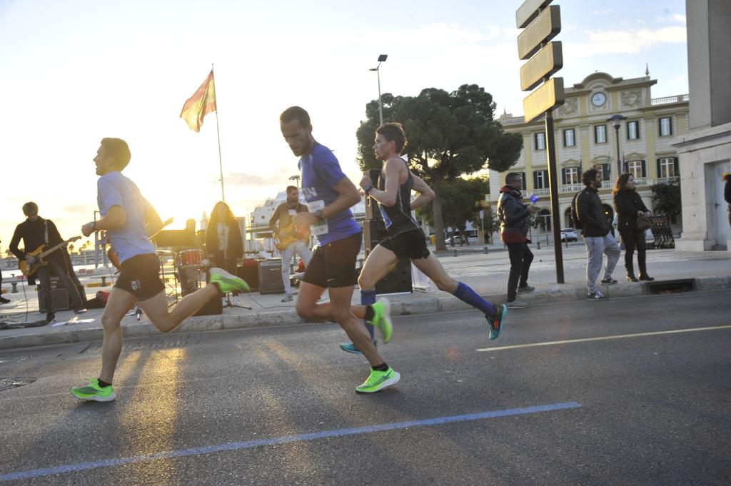 4.200 corredores han participado en la prueba este domingo. En la imagen los corredores pasan por el Paseo de los Curas y el Paseo de la Farola