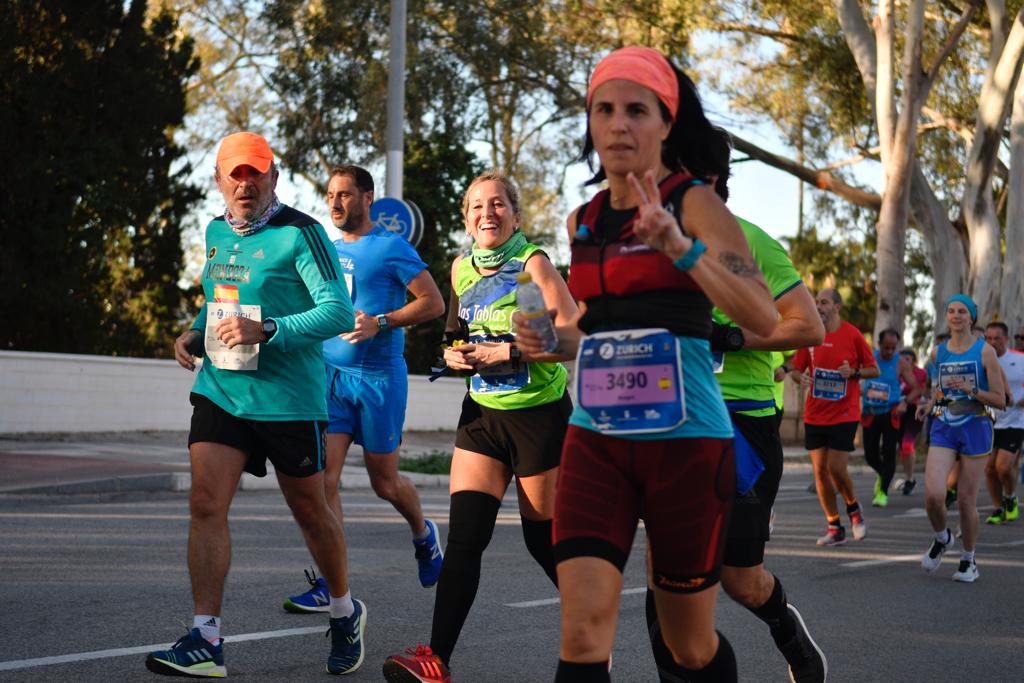 4.200 corredores han participado en la prueba este domingo. En la imagen los corredores pasan Los Baños del Carmen