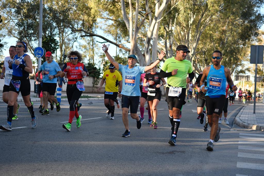 4.200 corredores han participado en la prueba este domingo. En la imagen los corredores pasan Los Baños del Carmen