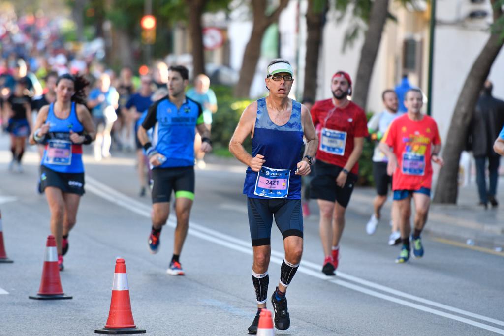 4.200 corredores han participado en la prueba este domingo. En la imagen los corredores pasan Los Baños del Carmen