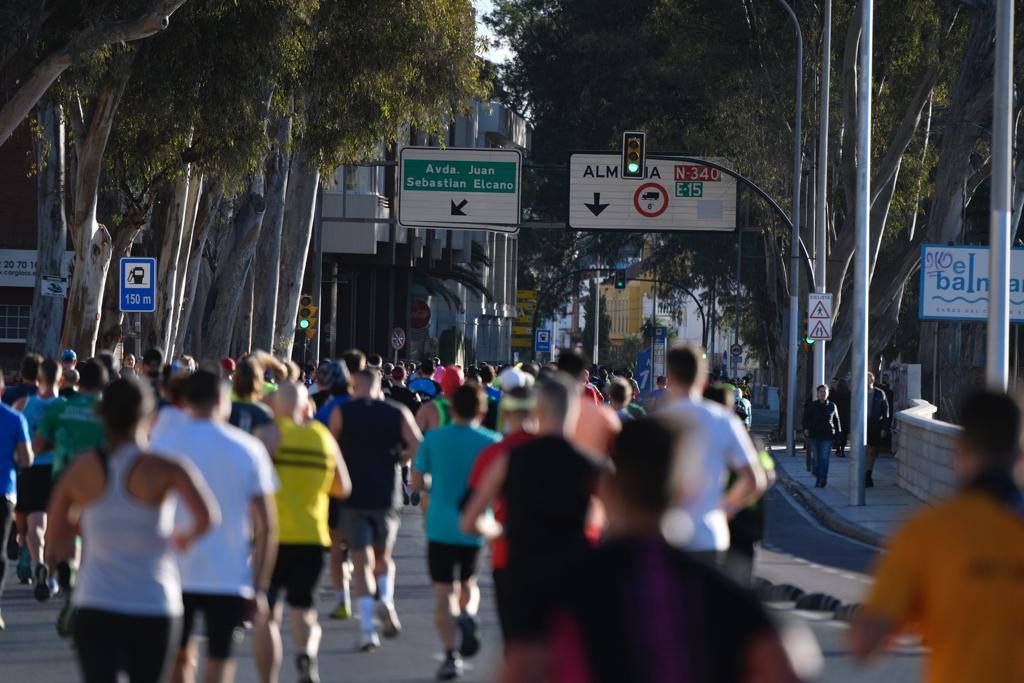 4.200 corredores han participado en la prueba este domingo. En la imagen los corredores pasan por los Baños del Carmen