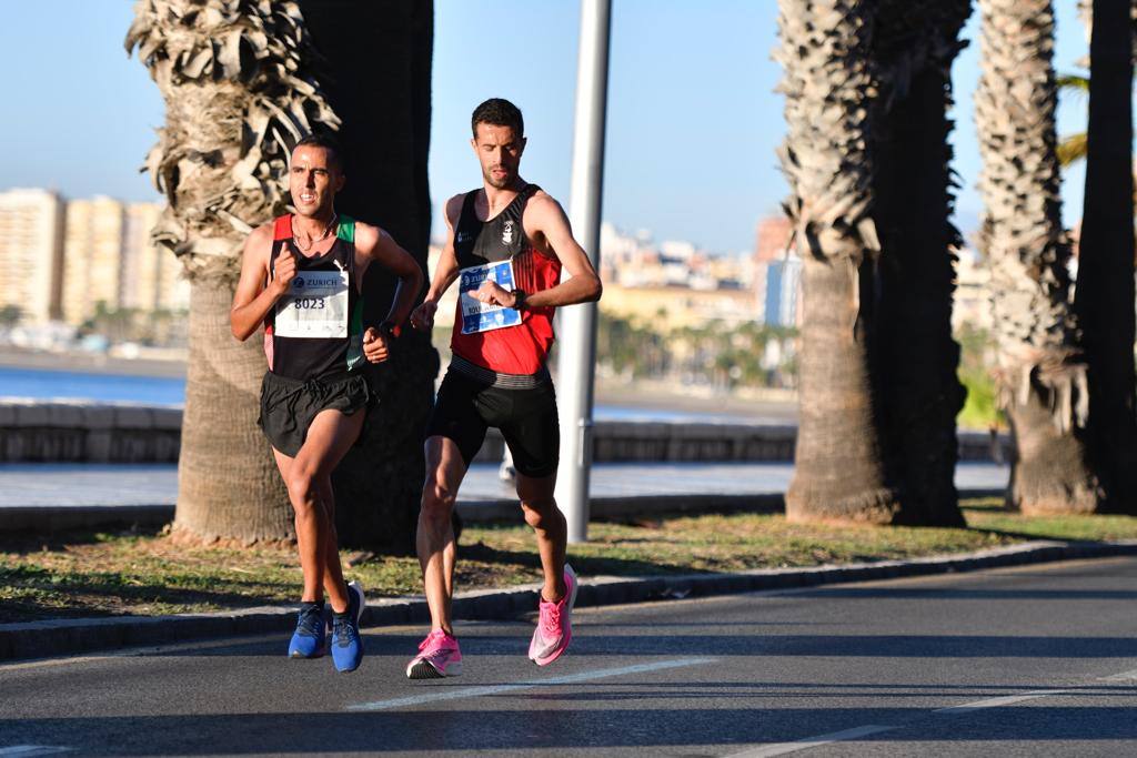 4.200 corredores han participado en la prueba este domingo. En la imagen los corredores pasan por los Baños del Carmen