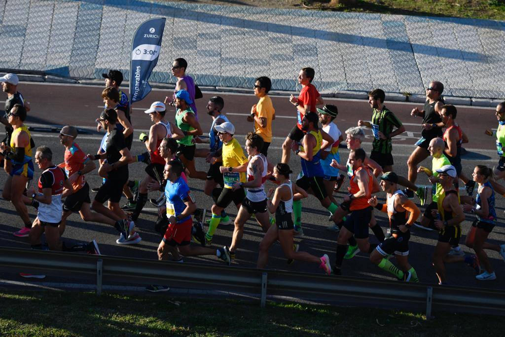 4.200 corredores han participado en la prueba este domingo. En la imagen los corredores pasan por los Baños del Carmen