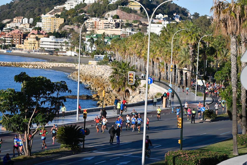 4.200 corredores han participado en la prueba este domingo. En la imagen los corredores pasan por los Baños del Carmen