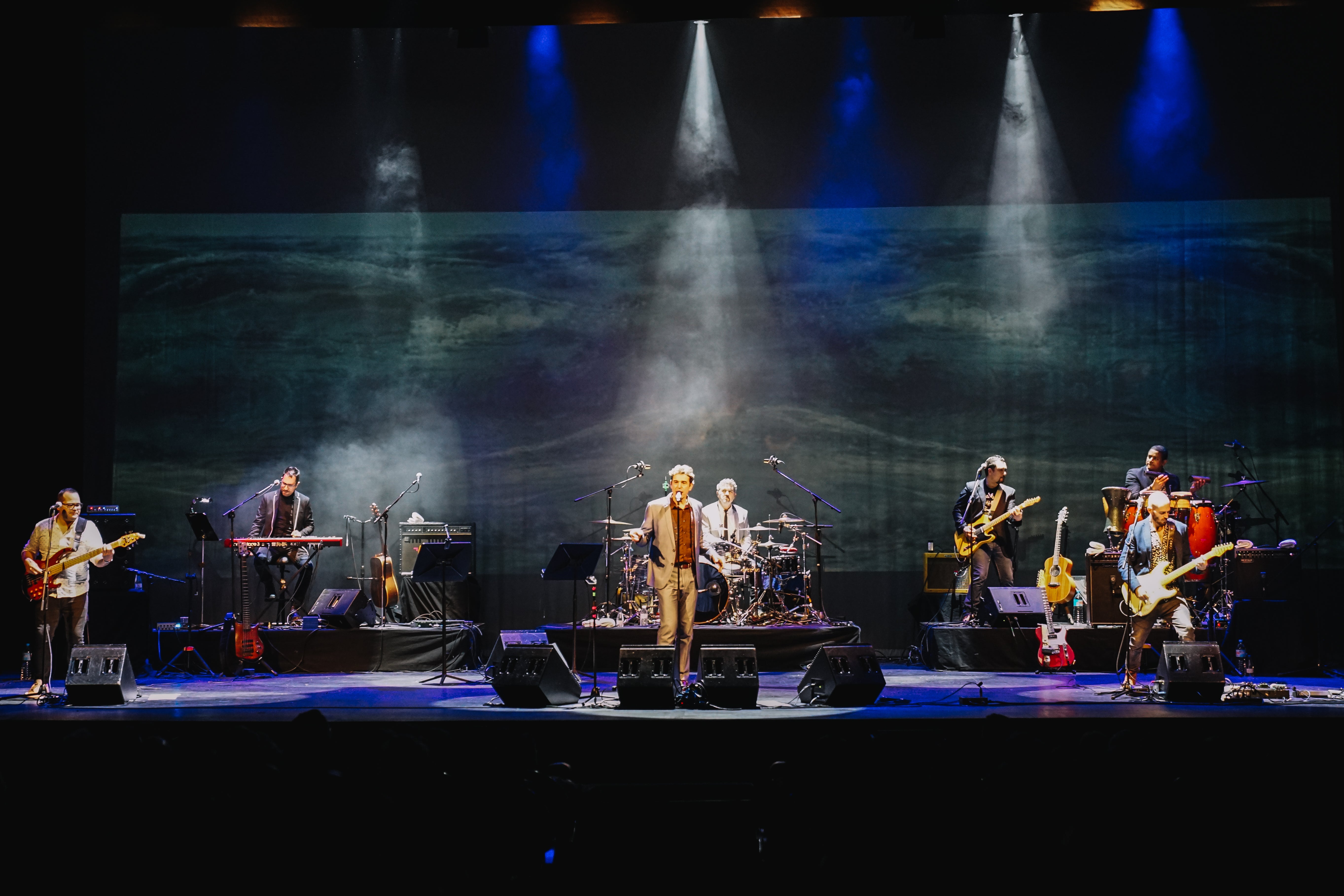 'El vaivén de las olas / Canciones entre amigos' para celebrar y repasar sus grandes éxitos