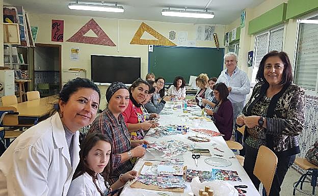 Participantes en el mercadillo solidario del IES Miraya del Mar de Torre del Mar. 