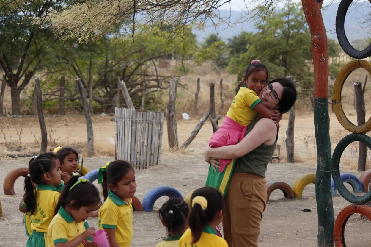 Fátima, con una de las niñas de la asociación. 