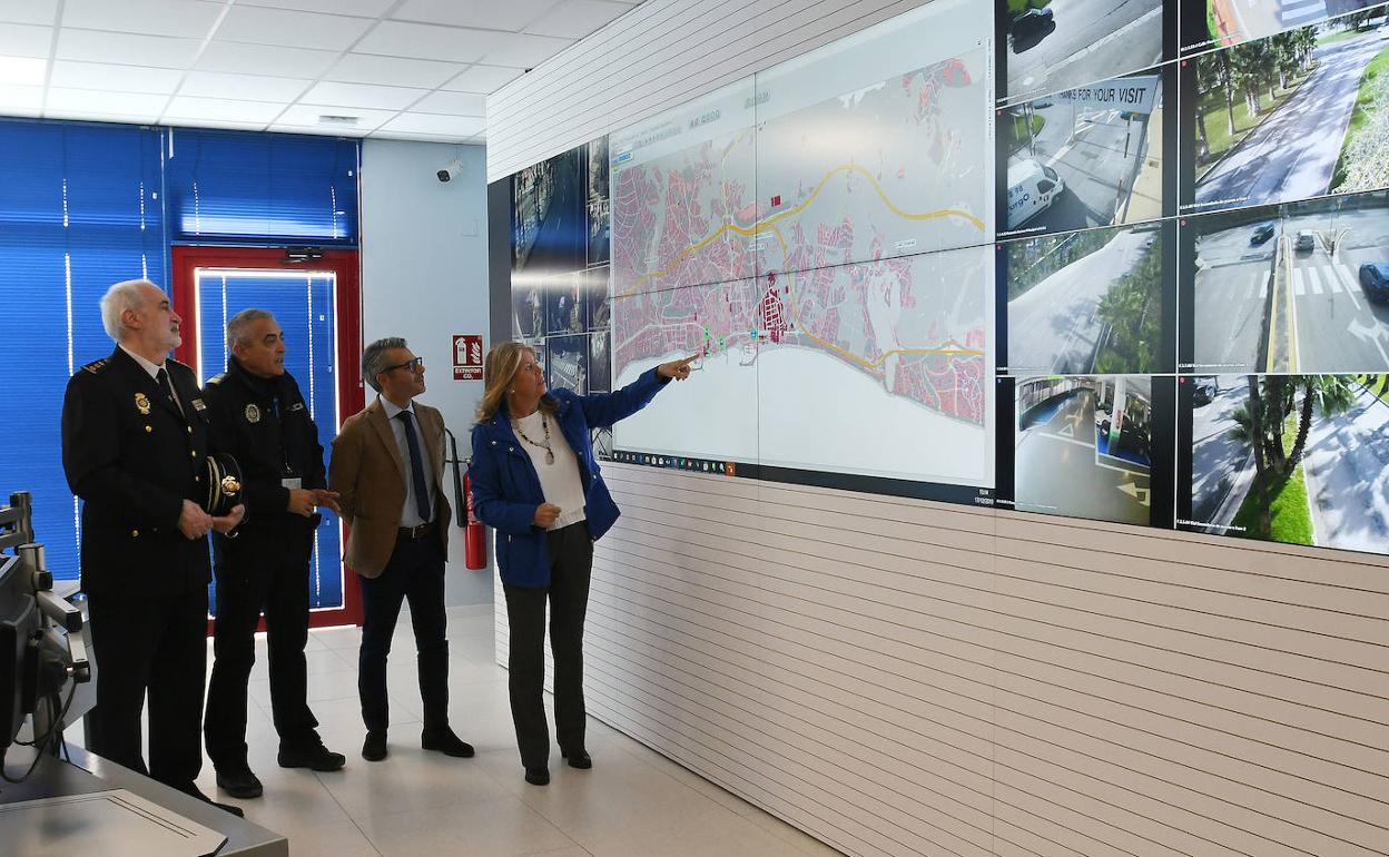 La alcaldesa junto a los mandos policiales visita la nueva sala de control. 
