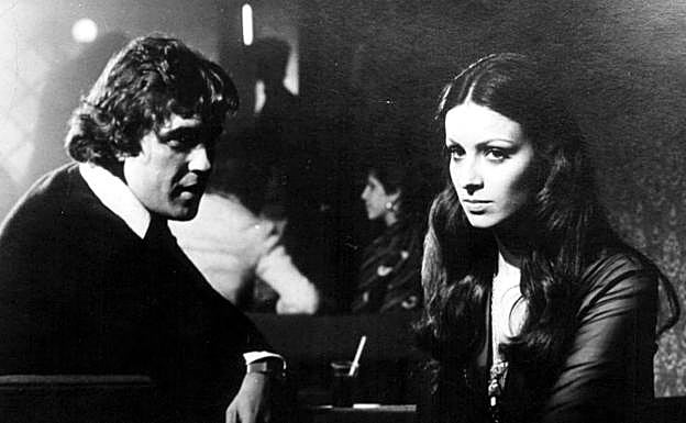 Patxi Andión, en una escena de la película «La otra alcoba», con Amparo Muñoz.