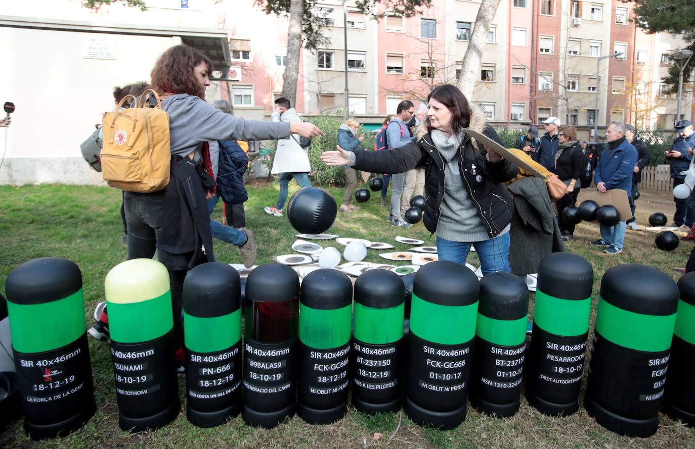 Preparativos con globos negros y simulaciones de proyectiles de foam antes de la protesta