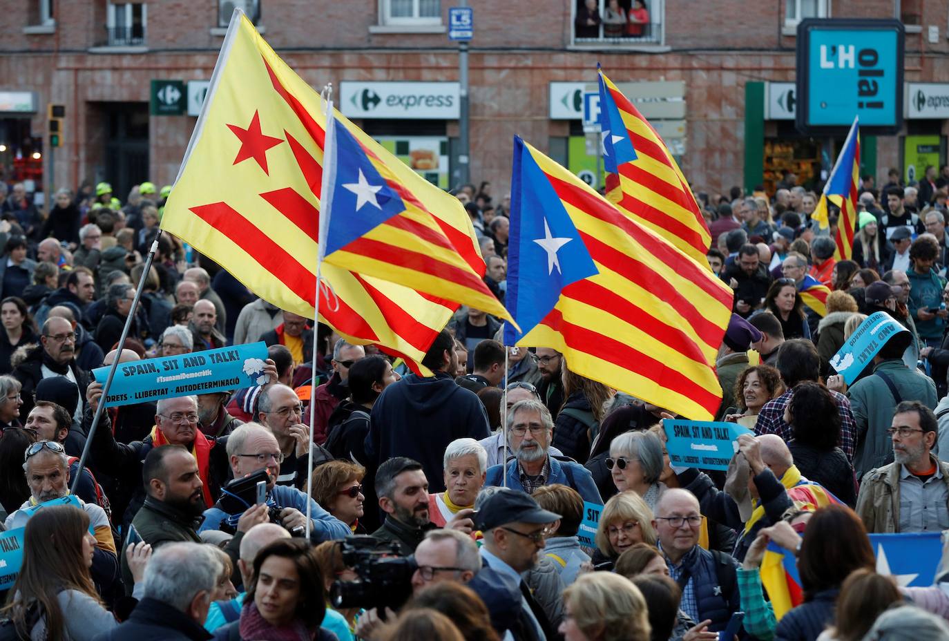 Varias personas sostienen pancartas de 'Tsunami Democràtic' y banderas esteladas en los aledaños del Camp Nou 