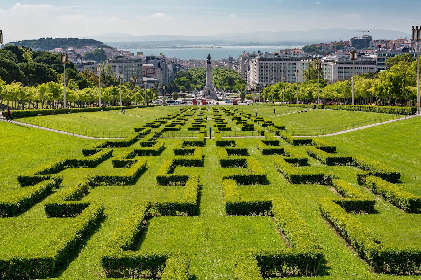 Lisboa, designada Capital Verde Europea. Lisboa será la Capital Verde Europea 2020. El galardón a la urbe portuguesa se debe al trabajo que ha desarrollado en la última década para convertirse en una ciudad más verde y amistosa para la ciudadanía. Según el ayuntamiento lisboeta, el galardón premia los esfuerzos y los resultados alcanzados en áreas como la ecología, la eficiencia energética, la política de gestión de residuos y la sostenibilidad social del territorio. En Lisboa se ha valorado especialmente los esfuerzos para la construcción de una ciudad más amigable para las personas, especialmente a través de la peatonalización de amplias zonas de la urbe y el fuerte crecimiento de las áreas verdes así como los avances y los compromisos adquiridos en áreas como la eficiencia energética y la buena gestión del agua.