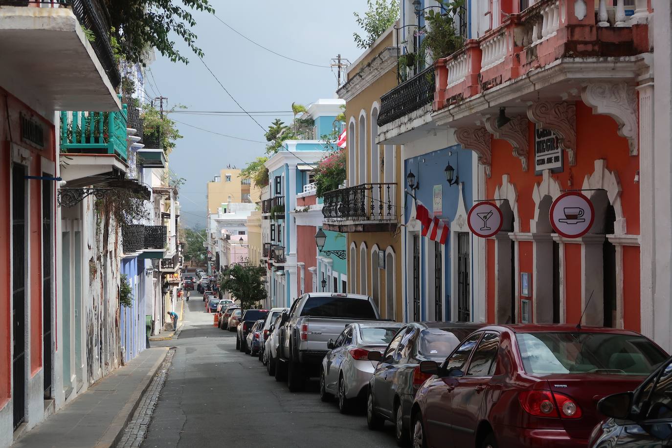 El Viejo San Juan de Puerto Rico cumple 500 años. Puerto Rico celebrará por todo lo alto y durante todo el año los 500 años del Viejo San Juan, Patrimonio de la Humanidad por la UNESCO y una de las ciudades más antiguas de América, con una rica identidad cultural que entreteje tradiciones taínas, africanas y españolas, una mezcla única que hace de San Juan una ciudad vibrante, apasionada por la música y el baile, con fiestas, ferias y festivales que se llevan a cabo durante todo el año. En 2020, según ha podido comprobar jetcost.es múltiples eventos marcarán este aniversario, como el estreno de la versión de West Side Story de Steven Spielberg, donde se recrea la rivalidad de dos bandas juveniles (una de ellas puertorriqueña); y se inaugurará el Distrito San Juan, un espacio urbano abierto lleno de restaurantes, música y arte, donde se reabrirá, como hotel, el Palacio Provincial del Viejo San Juan.