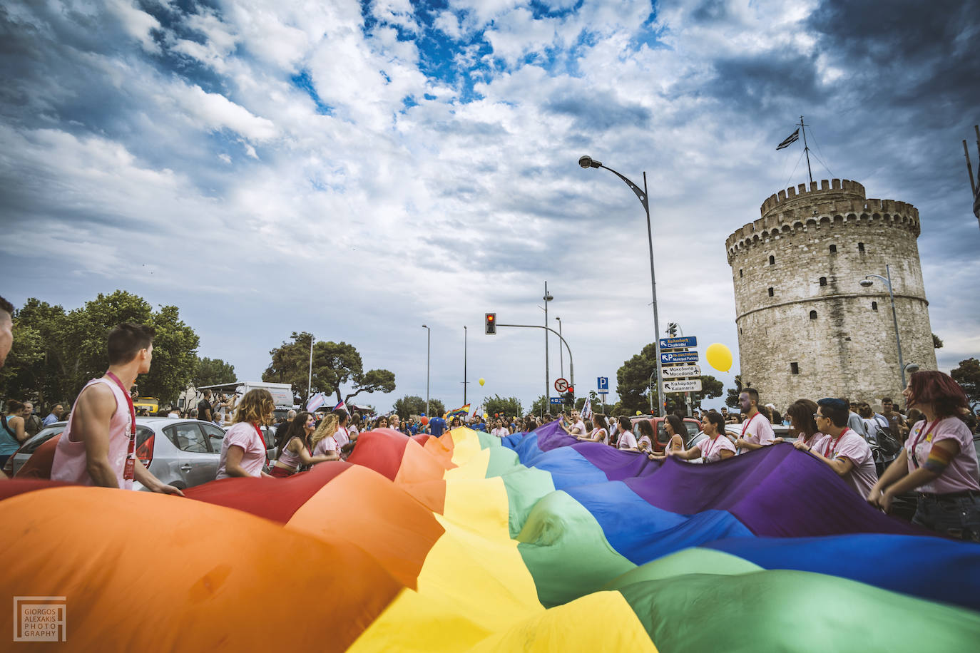 Tesalónica (Grecia) acoge la EuroPride 2020. El año 2020 marca una era nueva para el movimiento Orgullo, ya que EuroPride 2020, del 20 al 28 de junio, será el primer evento LGBTI internacional después de los 50 años de conmemoración de los disturbios de Stonewall en junio 2019. Tesalónica también marca una región nueva, donde EuroPride nunca se ha alojado antes. El evento resaltará los sentimientos de libertad y esperanza de la comunidad LGBTI local, ya que están dejando atrás el pasado oscuro del odio e intolerancia a la que se ha asociado a los Balcanes desde la década de 1990. Además, EuroPride enviará el mensaje de que el movimiento LGBTI ha tenido éxito donde ningún otro movimiento en la región de los Balcanes lo ha tenido: reunir a personas de nacionalidades diferentes, etnias y religiones y de esa manera demostrar que todos los oponentes al movimiento Orgullo han fallado, en el sentido que el Orgullo no divide; el Orgullo une.