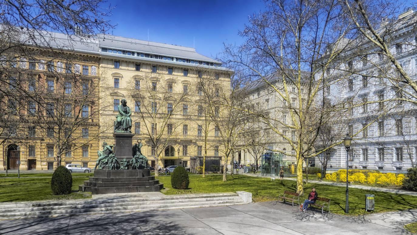 Viena conmemora los 250 años de Beethoven. La ciudad que, según encuestas recientes, cuenta con mayor calidad de vida del mundo está de celebración: en 2020 se cumplen 250 años de la muerte de Beethoven, el genio vienés omnipresente en la capital. Aunque nacido en Bonn (Alemania) Ludwig van Beethoven encontró en Viena el lugar ideal para su trabajo, y fue aquí donde estrenó la mayoría de sus obras. El rico legado musical del clasicismo vienés continúa vivo en la capital de la música desplegando la vitalidad y diversidad que lo caracteriza. Al igual que hace 250 años, Viena sigue siendo la ciudad de la música que marca la pauta. Así, por ejemplo, se mostrarán manuscritos originales en la Biblioteca Nacional, se traerá al genio a la actualidad en el Museo de Historia del Arte, y la Casa de la Música preparará varios eventos destacados, como una instalación acústica realizada con la última tecnología musical para que los participantes se sientan como integrantes de una orquesta. Conjuntamente con la Oficina Nacional de Turismo de Austria, la Oficina de Turismo de Viena ha creado un audioguía inteligente en unas gafas de sol que pueden tomarse prestadas en la Tourist-Info de la Albertinaplatz.