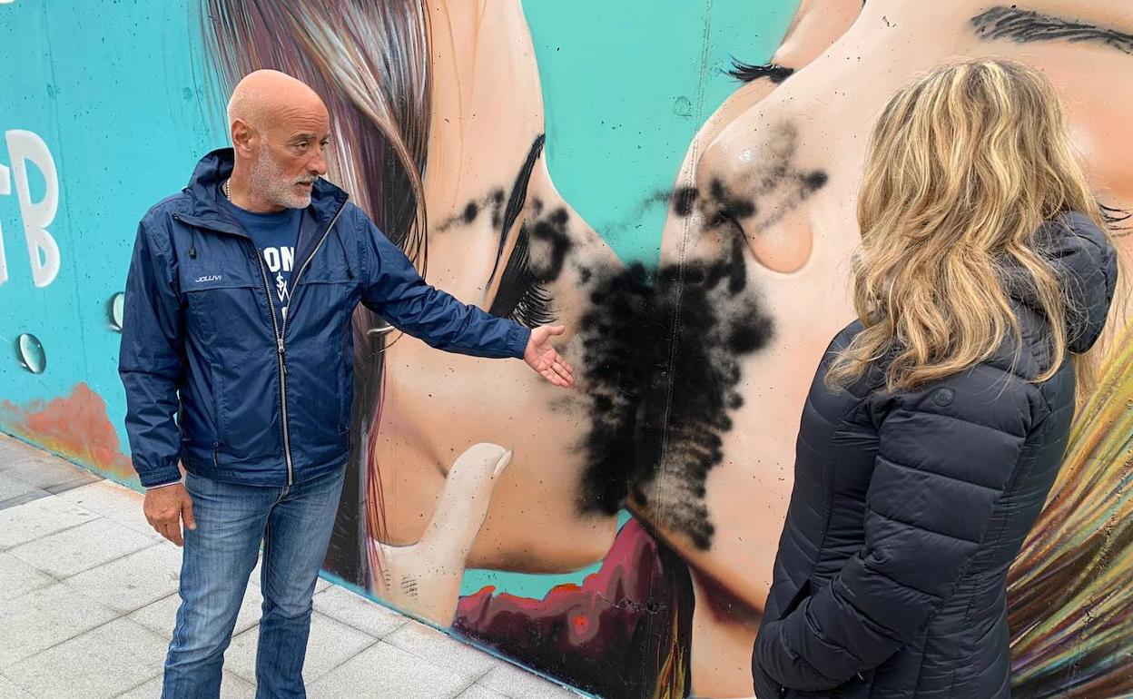 Un mural con dos mujeres besándose sufre una pintada homófoba en  Torremolinos | Diario Sur