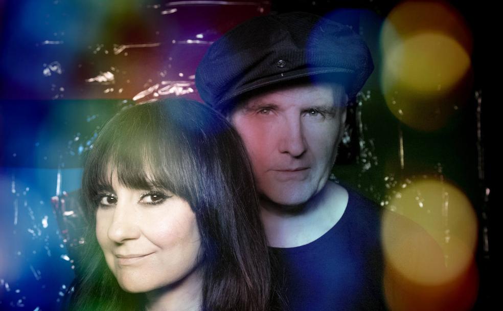 Eva Amaral y Juan Aguirre, en la imagen promocional del nuevo disco, 'Salto al color'. 