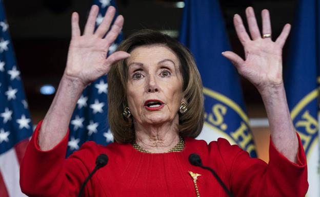 La portavoz demócrata de la Cámara de Representantes Nancy Pelosi declara ante la prensa el día después de que se votara el 'impeachment'.