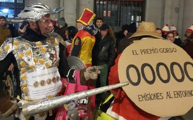 Imagen principal - Más de 24 horas de cola para ser los primeros en el Teatro Real