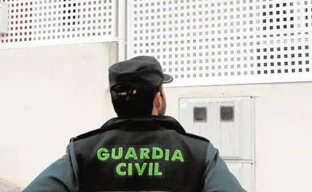 Condenado un guardia civil por retirar denuncias a familiares y amigos en Benahavís