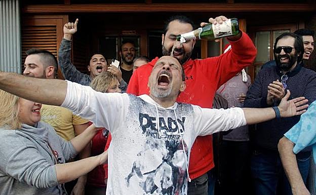 El bar Pepe de Alicante regala a sus clientes y empleados 10 décimos del Gordo