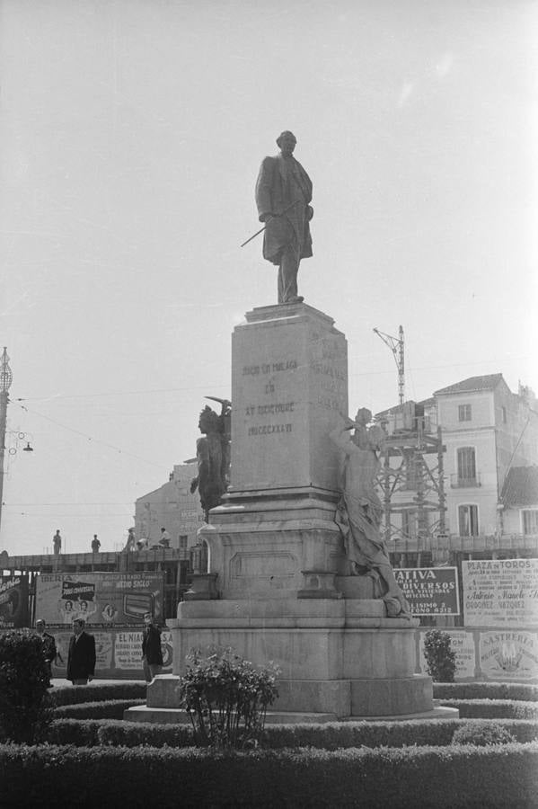 Monumento al marqués de Larios; al fondo, construcción del edificio de La Equitativa. Abril, 1951.