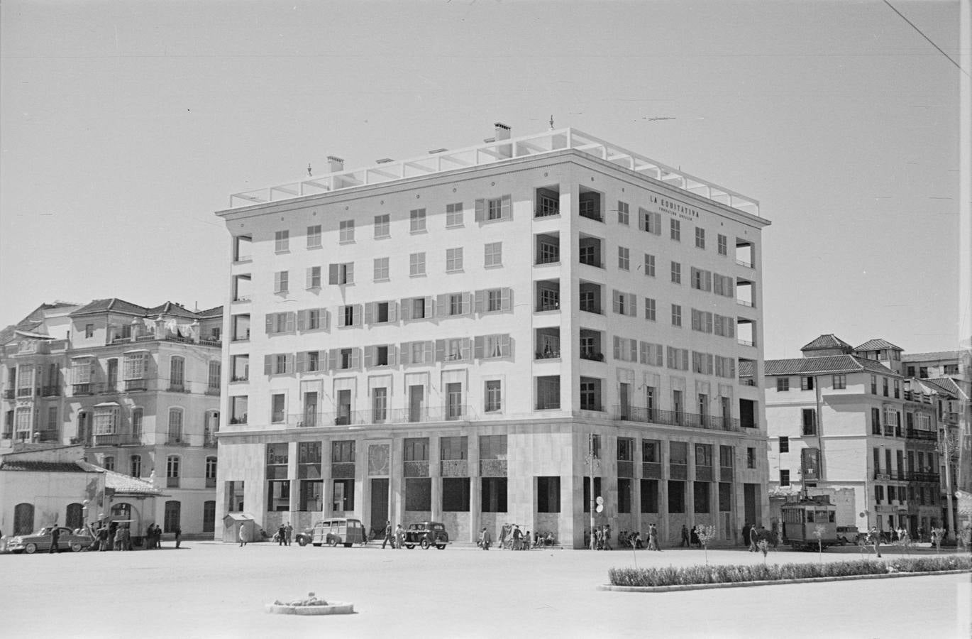 Alameda. Arranque de la acera de los números impares; en primer término, edificio de La Equitativa. Marzo, 1954.