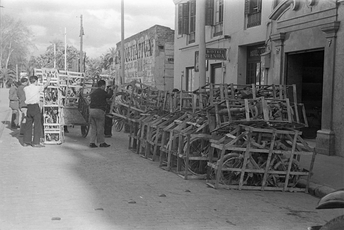 Extremo oriental de la Alameda, descarga de bicicletas para el establecimiento “Garaje Virtudes”. 1950.