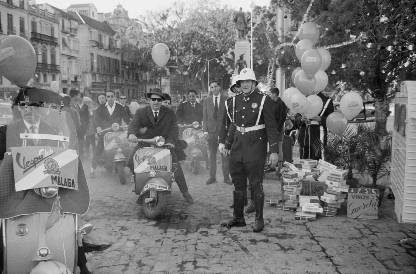 Alameda, entrega de aguinaldos a policías municipales. Diciembre, 1963 .