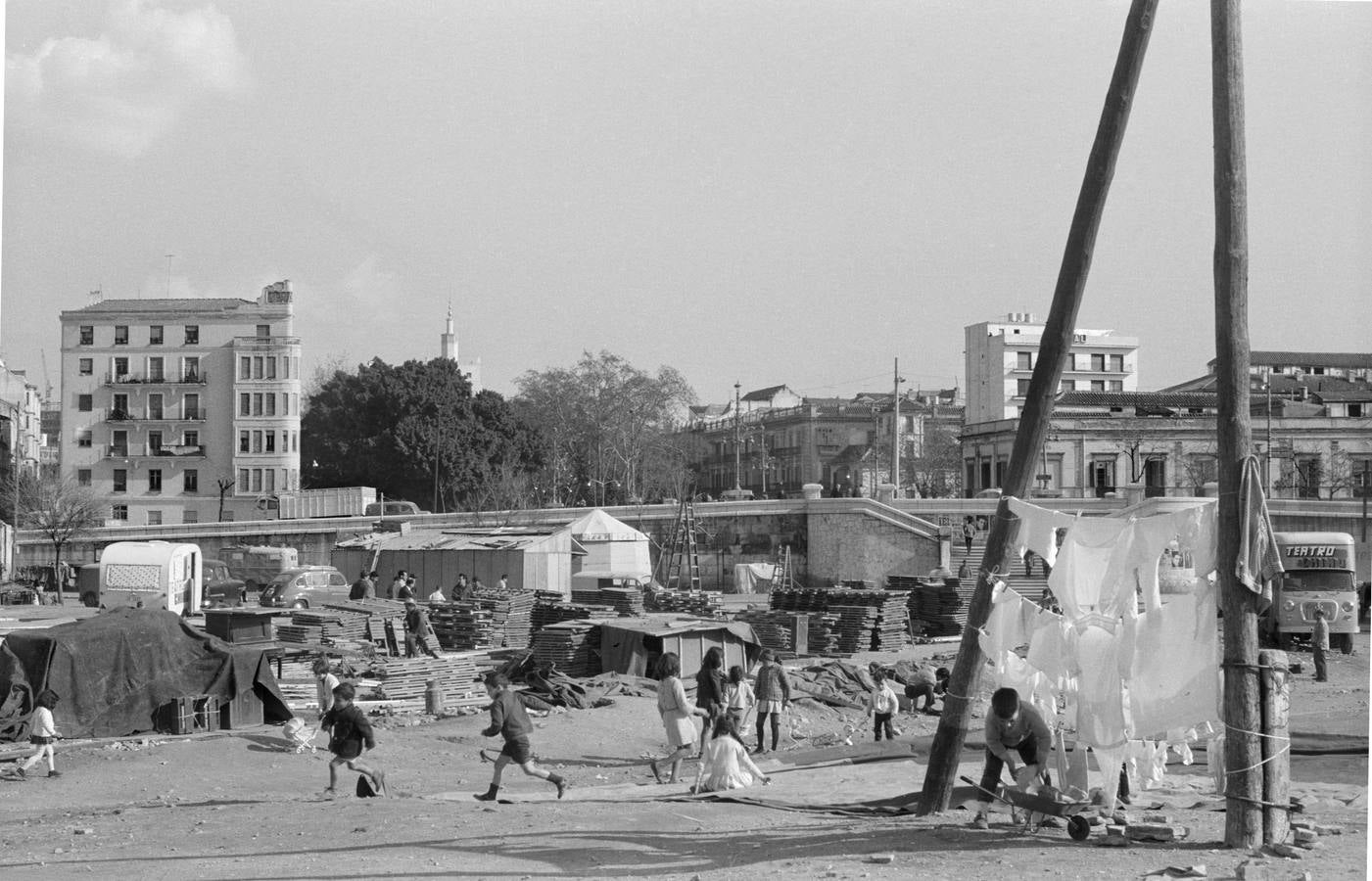 Vista del puente de Tetuán desde la explanada de la prolongación de la Alameda . Enero, 1965.