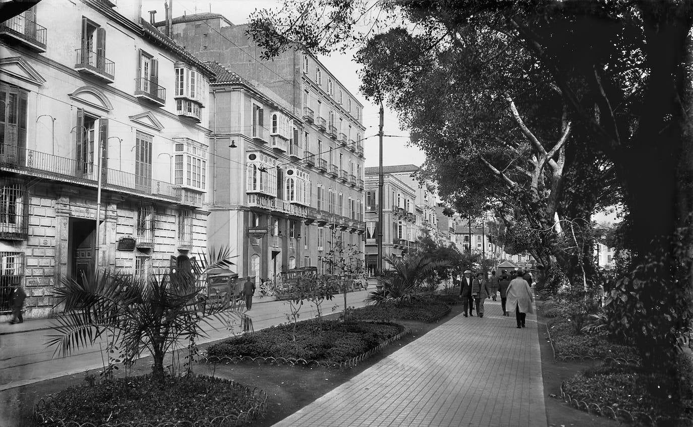 Alameda, acera de los números pares. A la izquierda, Hotel Londres y Antigua Casa de Guardia . Años treinta