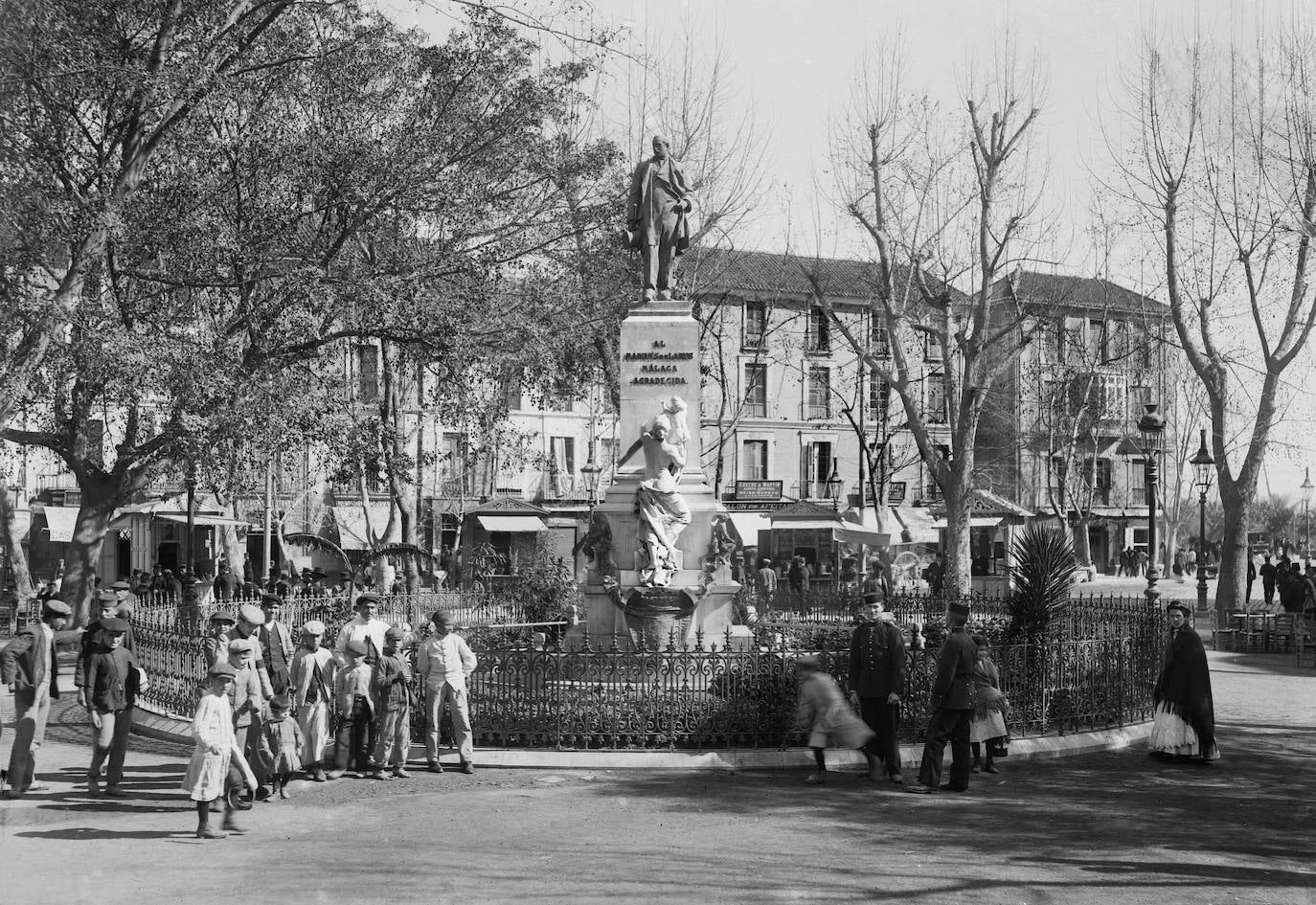 Extremo oriental de la Alameda, monumento al marqués de Larios; al fondo, Acera de la Marina. Hacia 1900