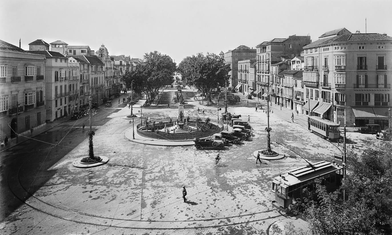 Monumento al marqués de Larios; al fondo, Alameda. Finales años veinte