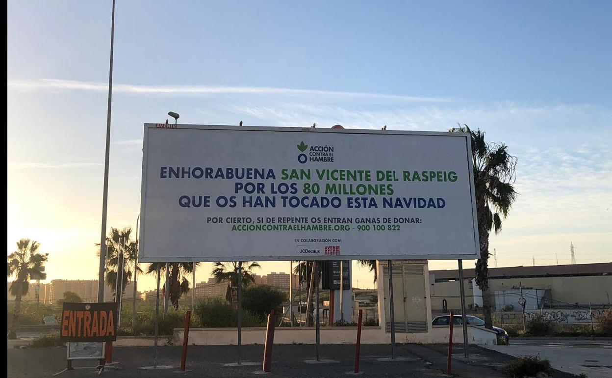 Cartel publicitario con el que fueron sorprendidos los vecinos de la localidad alicantina.