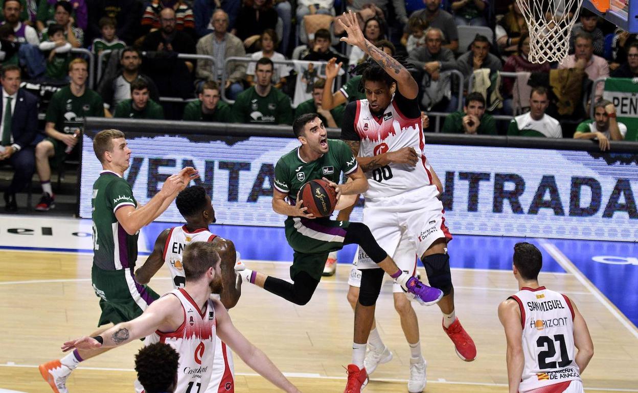 Jaime Fernández penetra a canasta ante la defensa de Justiz el sábado. 
