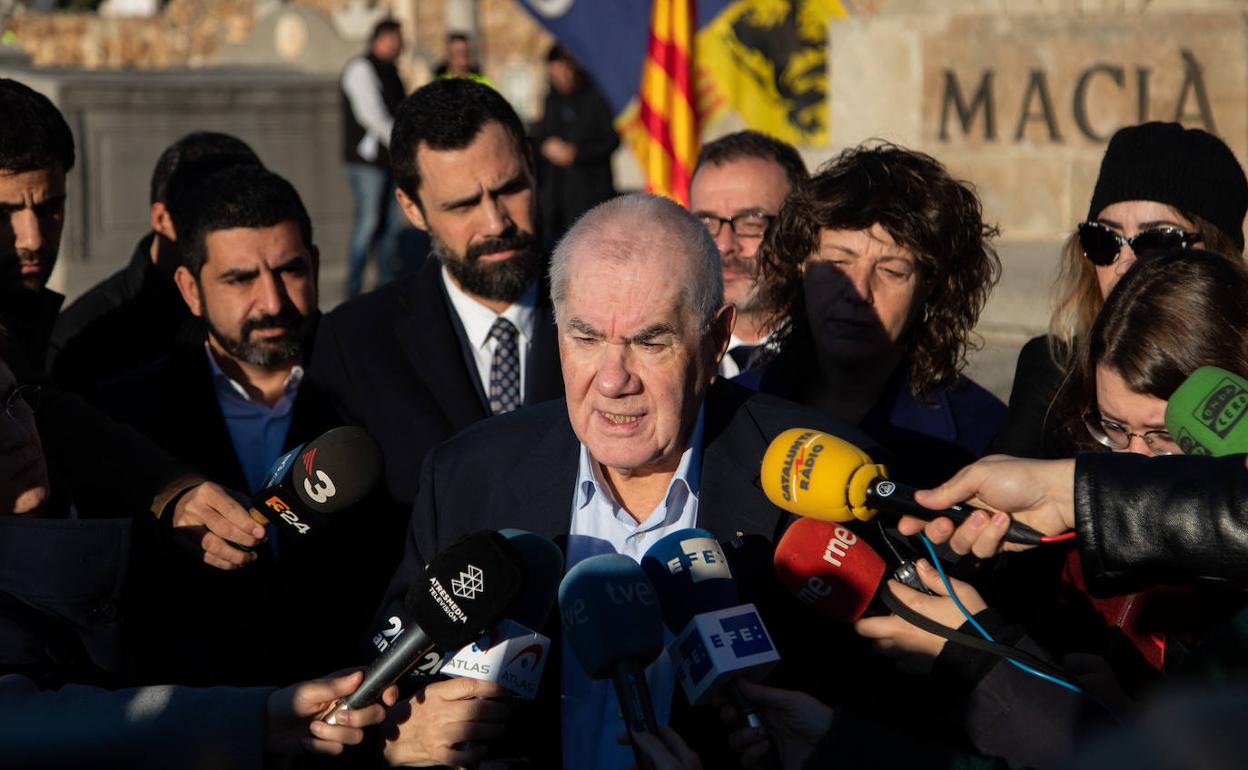 El presidente del grupo ERC en el Ayuntamiento de Barcelona, Ernest Maragall, realiza declaraciones ante los medios durante la ofrenda floral a la tumba de Francesc Macià.