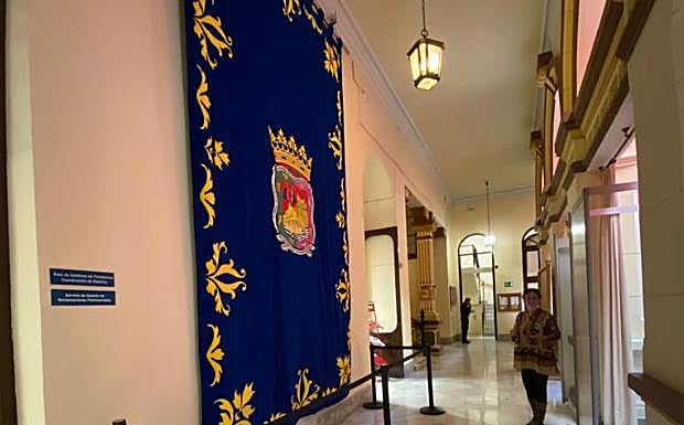 El nuevo escudo de la ciudad está en al planta baja del Ayuntamiento. 