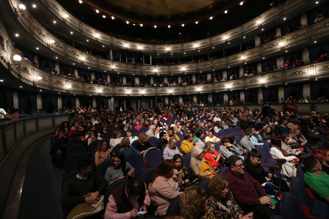 El Teatro Cervantes presentó un gran ambiente 