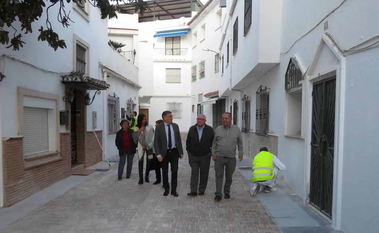 Javier García junto a vecinos del pasaje Salduba. 