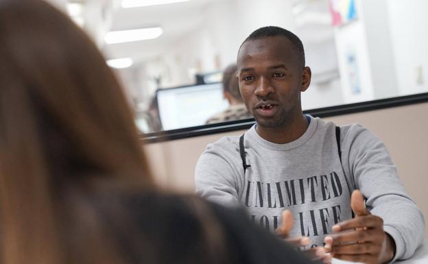 Imagen principal - 1. Sekou Kourouma (22), de Guinea Conakry: «Quiero aprender el idioma y quedarme; olvidar el infierno». 2. Mamadou Ariyalo (25)Guinea Conakry «Ya casi no veo, pero Cruz Roja me está enseñando a ser autónomo». 3. Delbrin Ali (21), de Siria: «Aquí estoy tranquilo al fin. En mi país había guerras y mafias» 