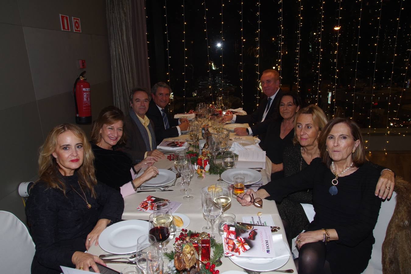 La Asociación para la Investigación Oncológica de Málaga (AIOM) celebró el pasado viernes su tradicional cena de Navidad para recaudar fondos. En el acto se presentó a la nueva junta directiva de la asociación, tras el relevo en la presidencia al cumplirse los cinco años de mandato de Pedro Luis Gómez, quien ha pasado a ser presidente de honor, mientras que el doctor Emilio Alba es el nuevo presidente