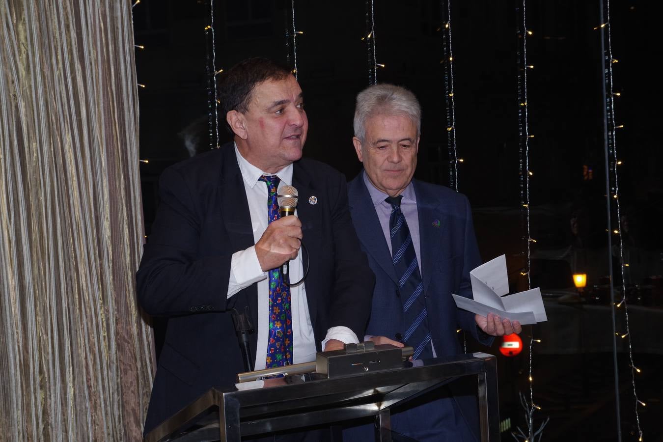 La Asociación para la Investigación Oncológica de Málaga (AIOM) celebró el pasado viernes su tradicional cena de Navidad para recaudar fondos. En el acto se presentó a la nueva junta directiva de la asociación, tras el relevo en la presidencia al cumplirse los cinco años de mandato de Pedro Luis Gómez, quien ha pasado a ser presidente de honor, mientras que el doctor Emilio Alba es el nuevo presidente