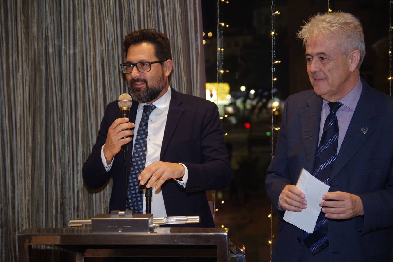 La Asociación para la Investigación Oncológica de Málaga (AIOM) celebró el pasado viernes su tradicional cena de Navidad para recaudar fondos. En el acto se presentó a la nueva junta directiva de la asociación, tras el relevo en la presidencia al cumplirse los cinco años de mandato de Pedro Luis Gómez, quien ha pasado a ser presidente de honor, mientras que el doctor Emilio Alba es el nuevo presidente