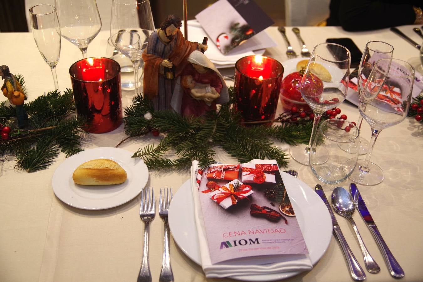 La Asociación para la Investigación Oncológica de Málaga (AIOM) celebró el pasado viernes su tradicional cena de Navidad para recaudar fondos. En el acto se presentó a la nueva junta directiva de la asociación, tras el relevo en la presidencia al cumplirse los cinco años de mandato de Pedro Luis Gómez, quien ha pasado a ser presidente de honor, mientras que el doctor Emilio Alba es el nuevo presidente