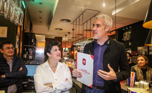Carlos Torres presentó su libro durante el evento.